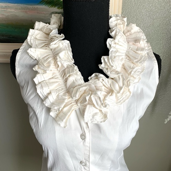 Kisses & Co. White Sleeveless Button Down Ruffle Neck Collar Size Small - Picture 5 of 16